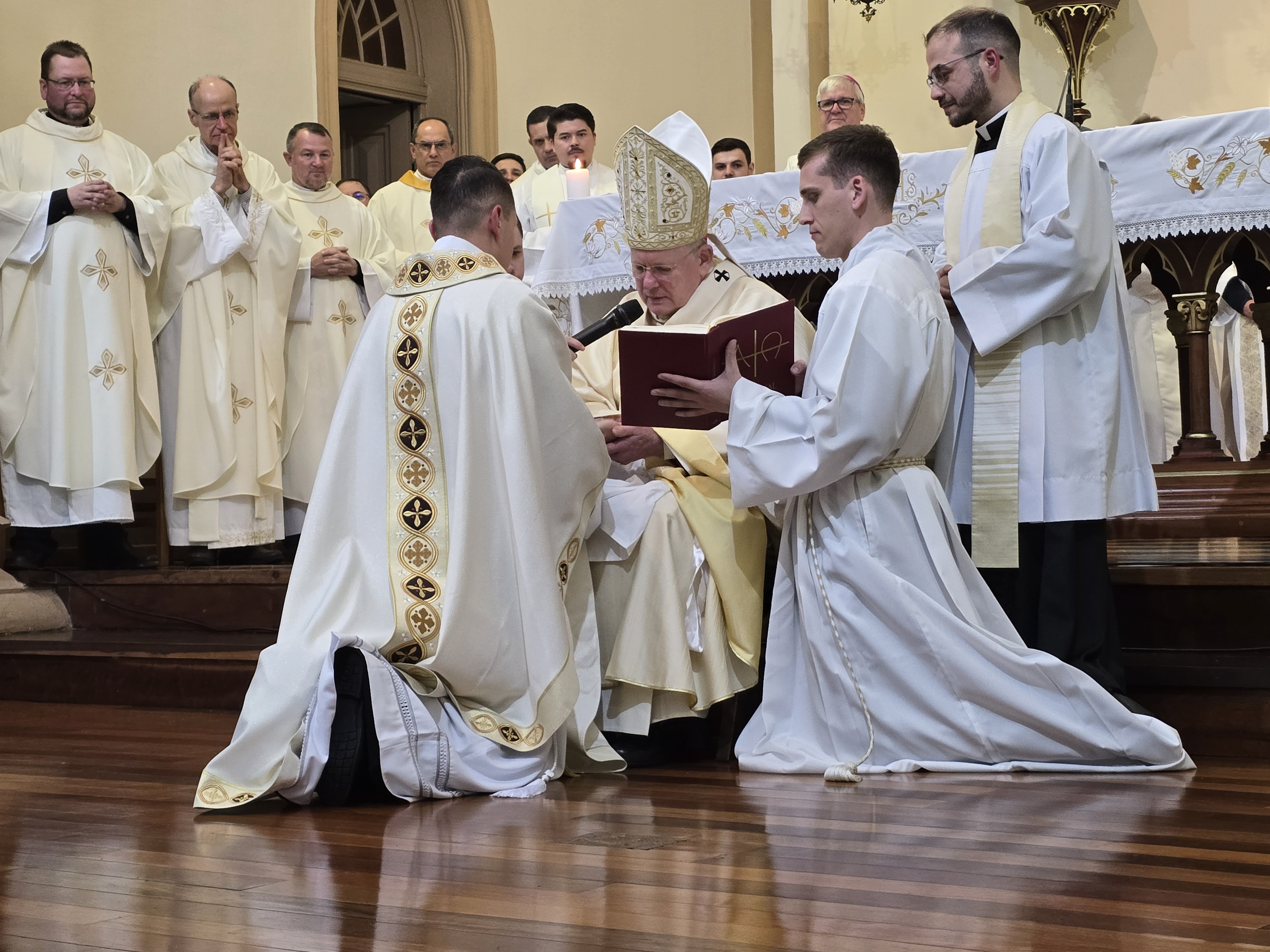 Na alegria da fé, Gustavo Ávila de Fraga é ordenado sacerdote cercado pela família e  comunidade 
