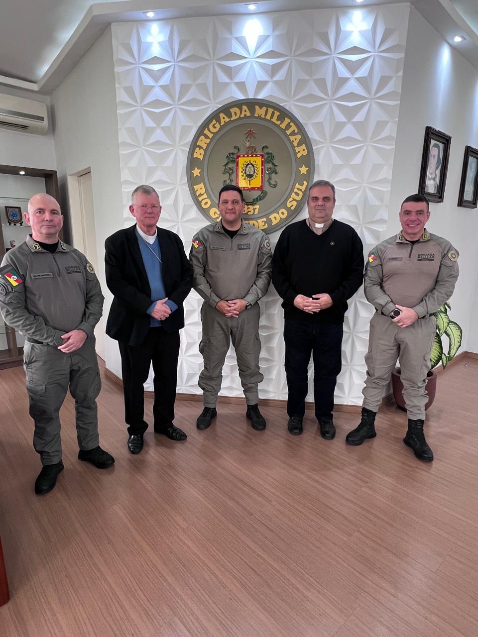 Dom Jaime visita Comando da Brigada Militar