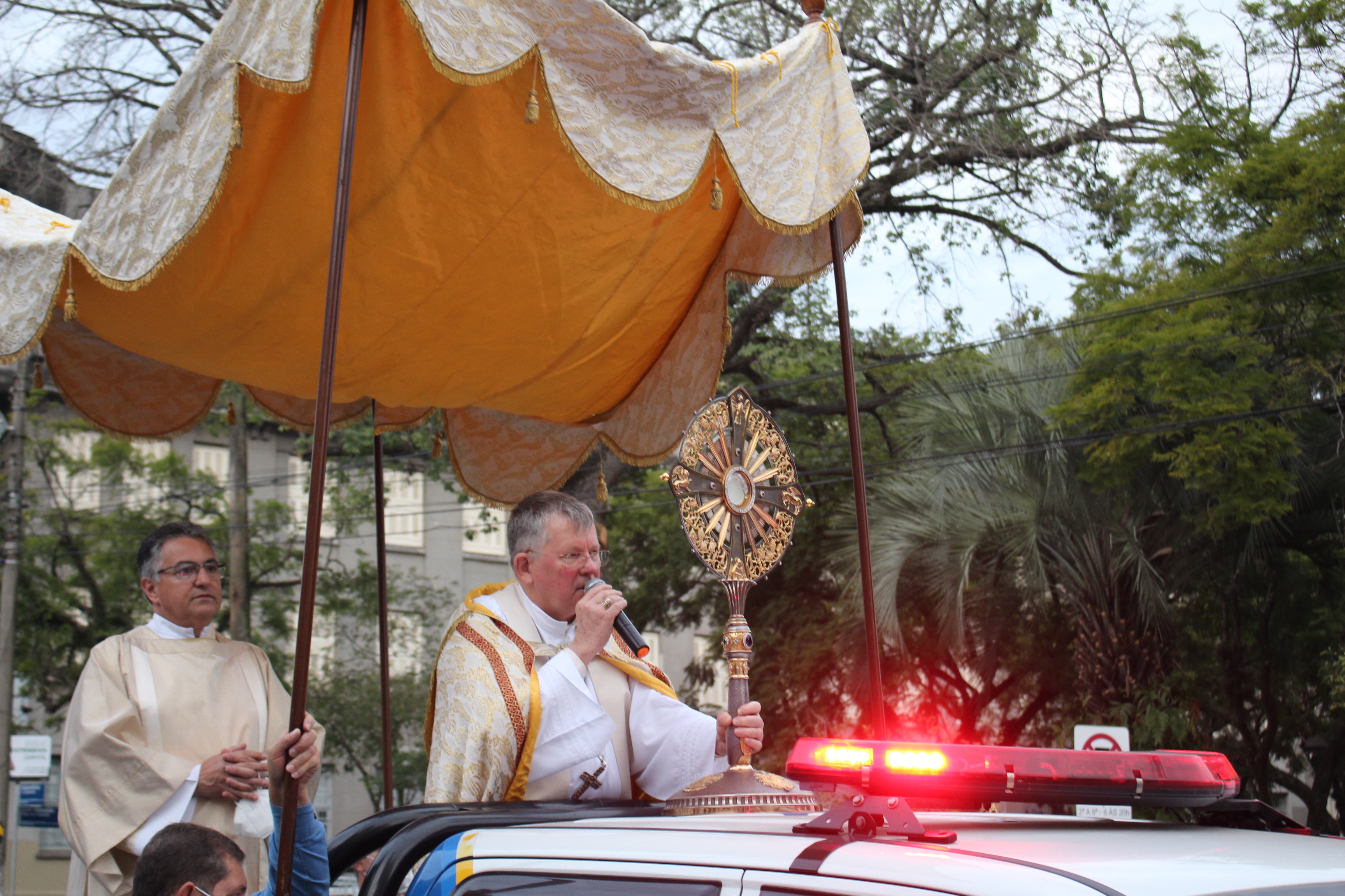 Mais de 1,8 mil pessoas participaram da procissão de Corpus Christi em Porto Alegre