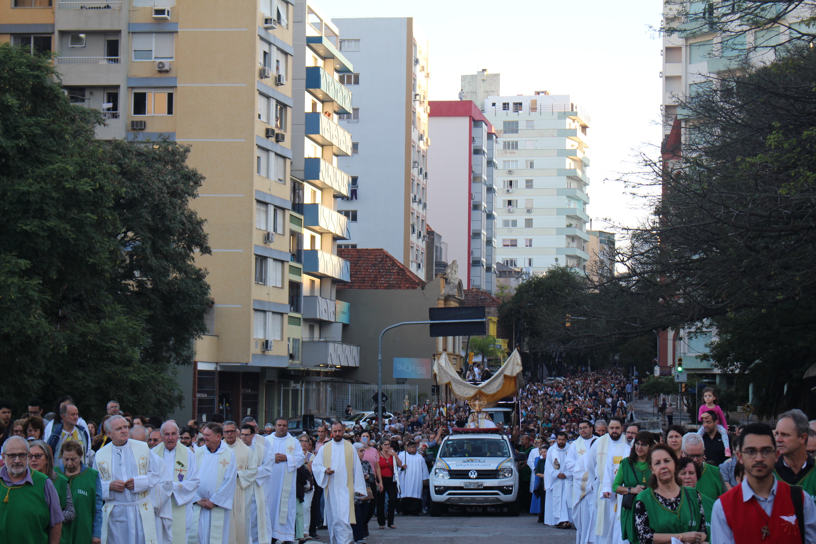 Procissão de Corpus Christi reúne milhares de fiéis em Porto Alegre 