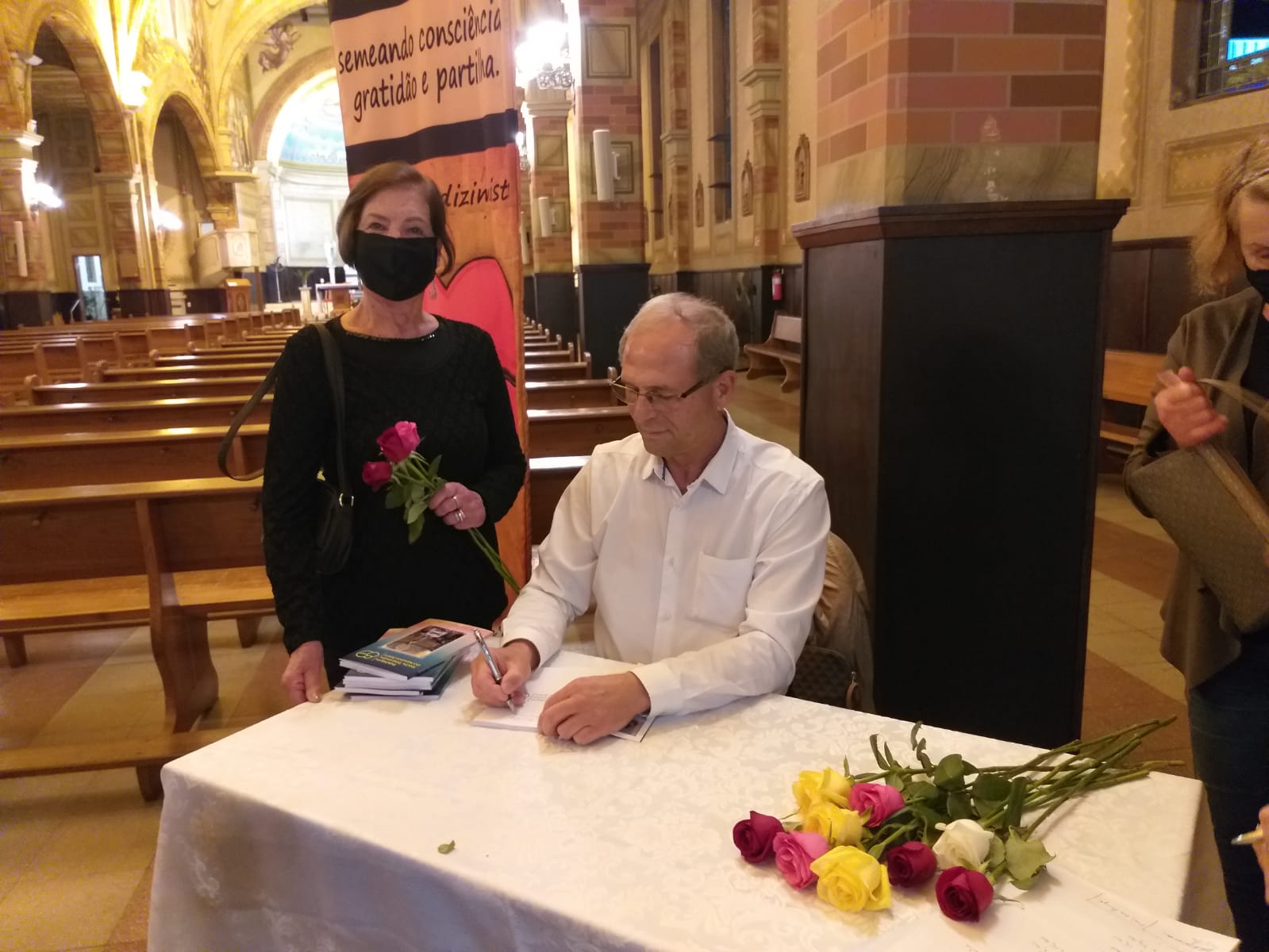 Livro conta a história de 80 anos da paróquia Santa Teresinha do Menino Jesus