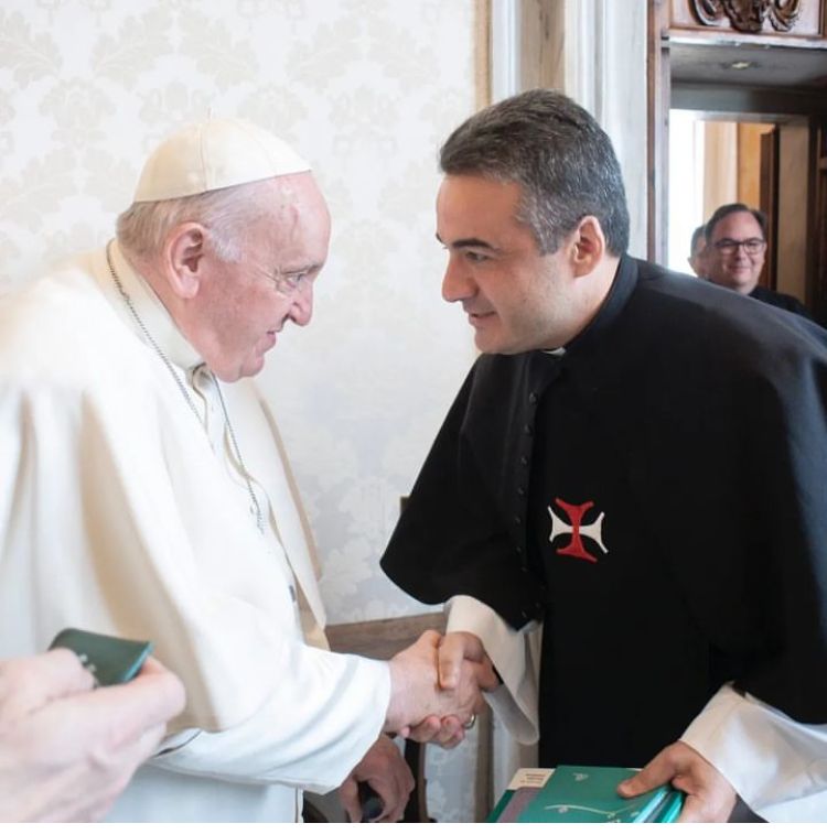 Educação: livro organizado por presbítero da Arquidiocese é entregue ao Papa Francisco