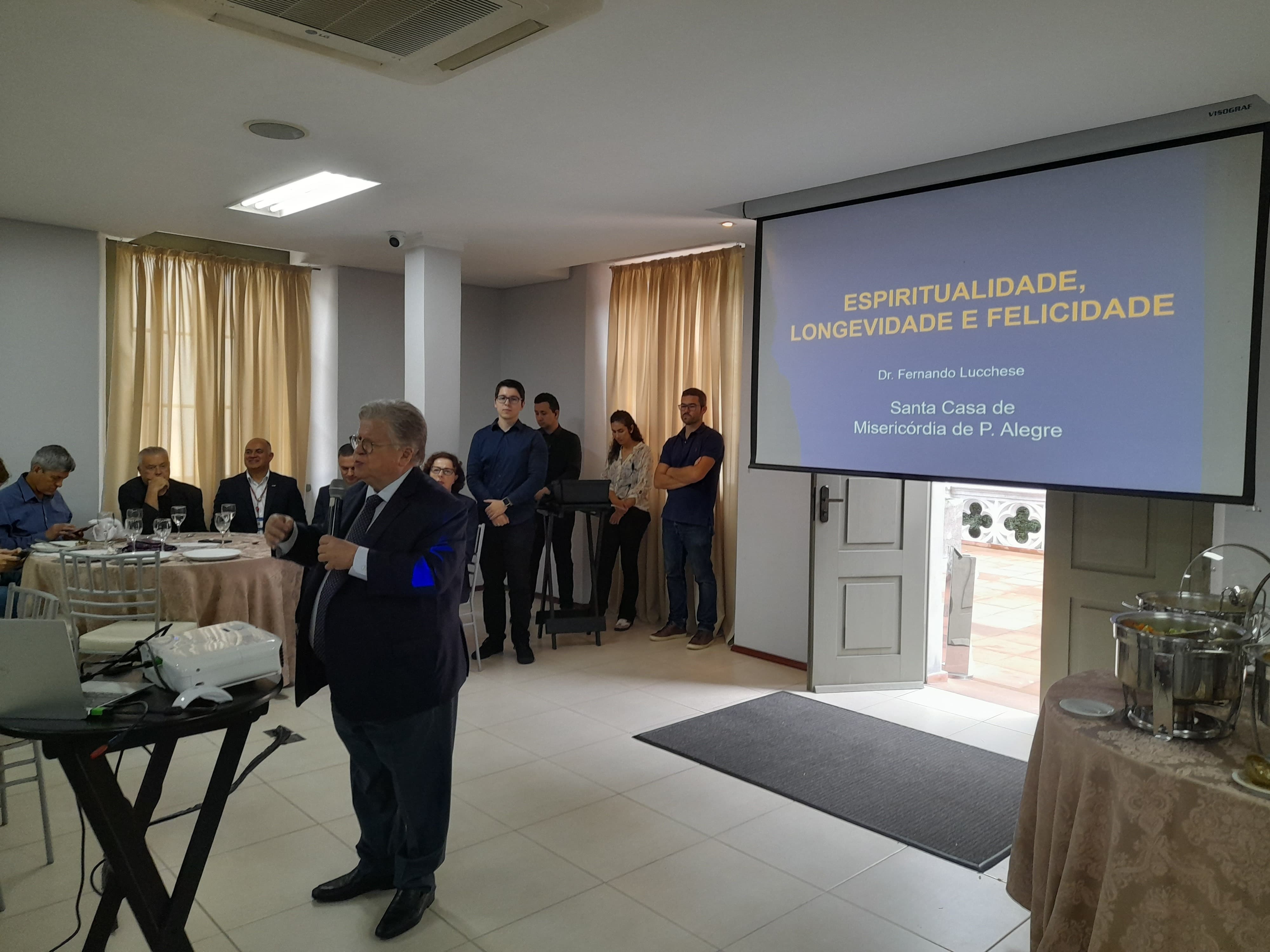 Dr. Fernando Lucchese destaca importância da vida espiritual para o bem-estar em palestra na Catedral