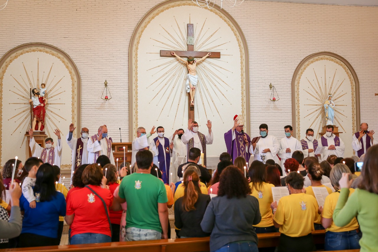 Iniciação à Vida Cristã: missa de envio e formação para os catequistas