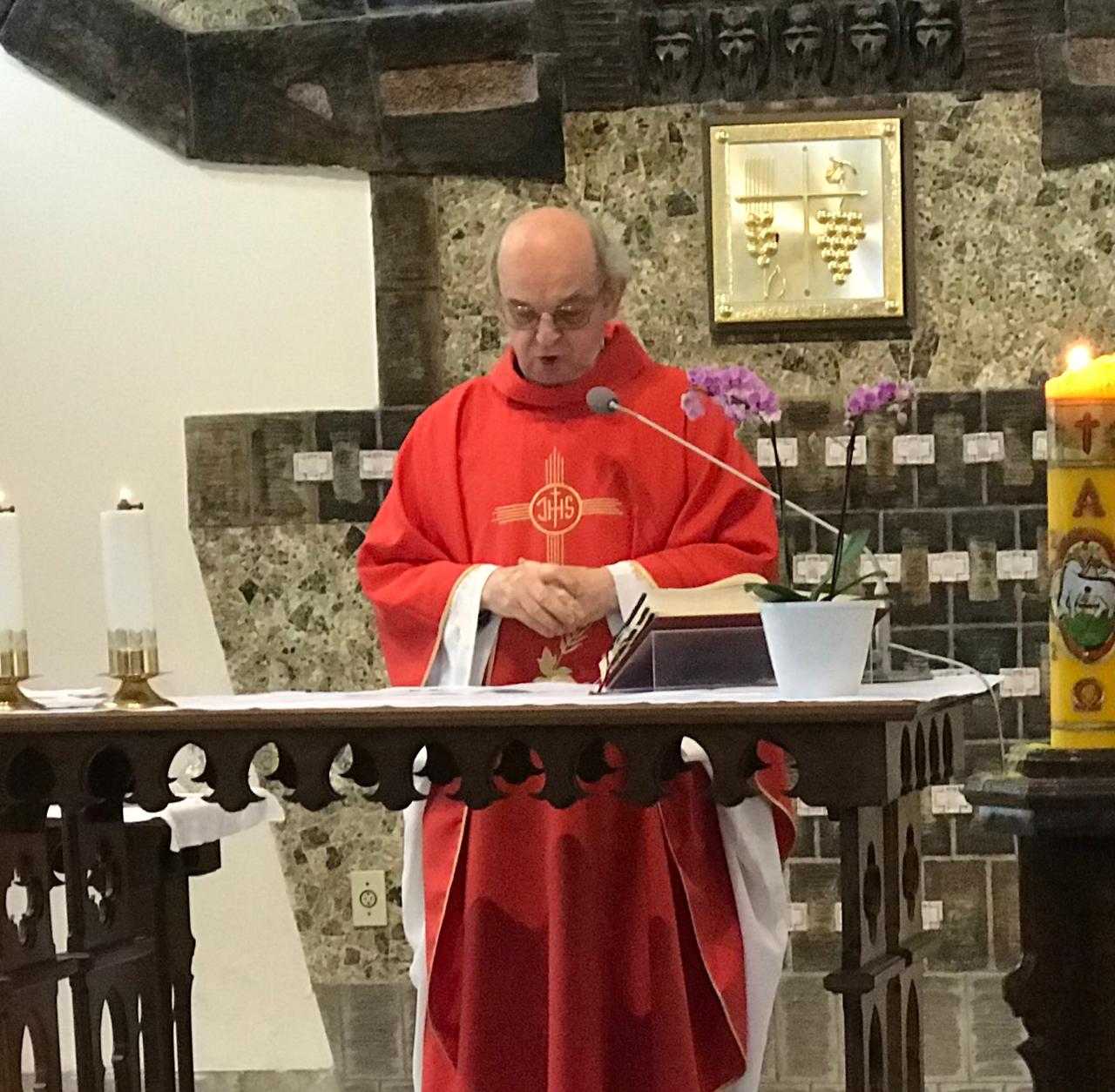 Sacerdote polonês celebra 45 anos de sua chegada no Brasil pedindo pelo fim do conflito entre Rússia e Ucrânia
