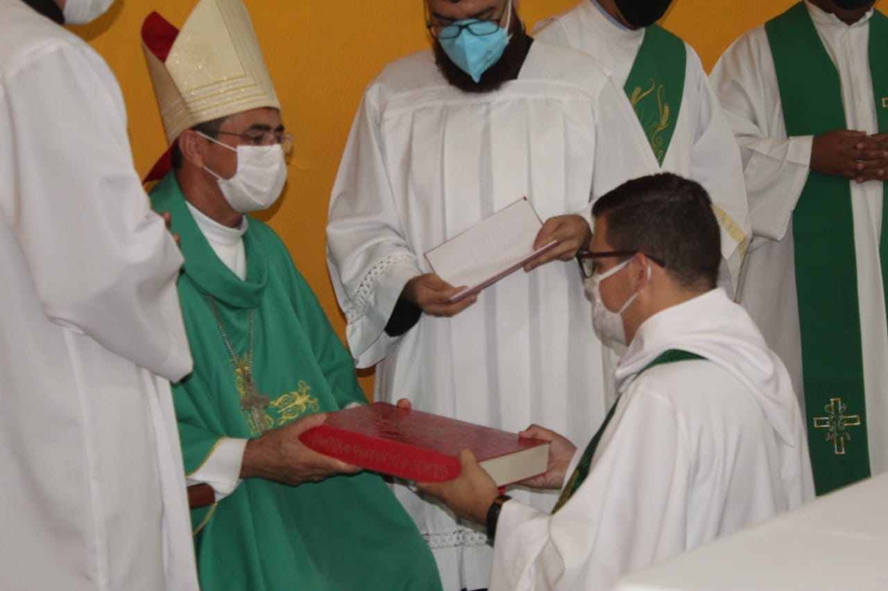 Arquidiocese empossa novos párocos