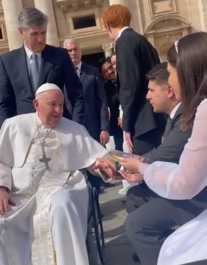 Casal de Charqueadas entrega presente ao Papa Francisco no Vaticano