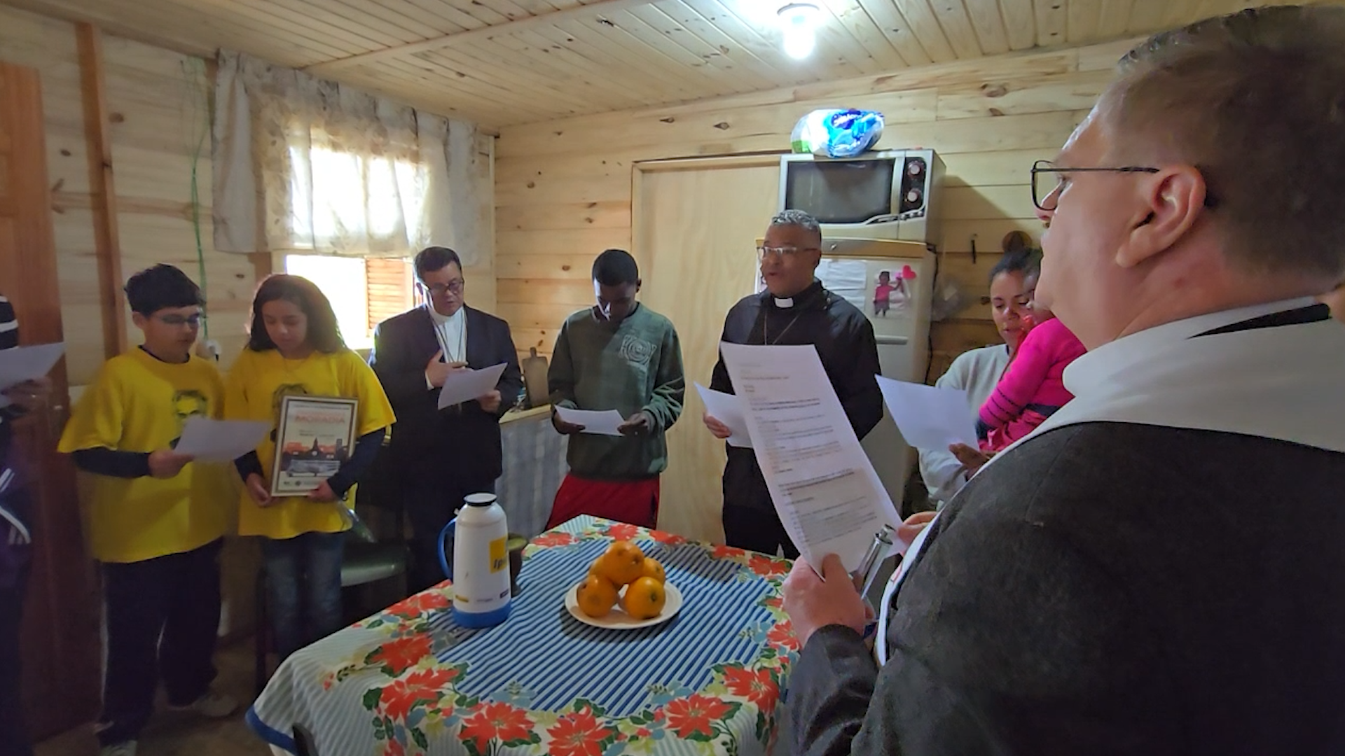 Dom Odair Miguel abençoa famílias que receberam novos cômodos e banheiros no Morro da Gloria