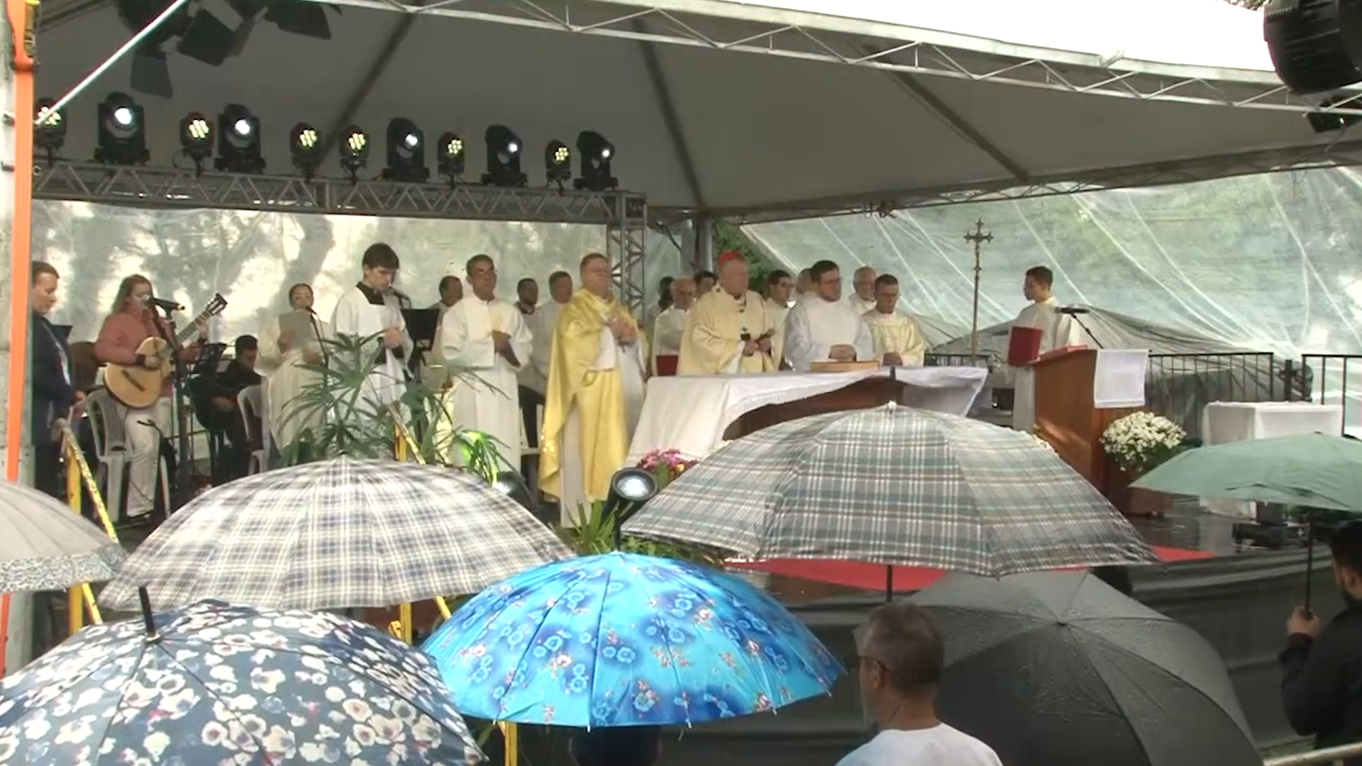 Fiéis participarem da 32ª Romaria das Capelinhas de Nossa Senhora, em Guaíba