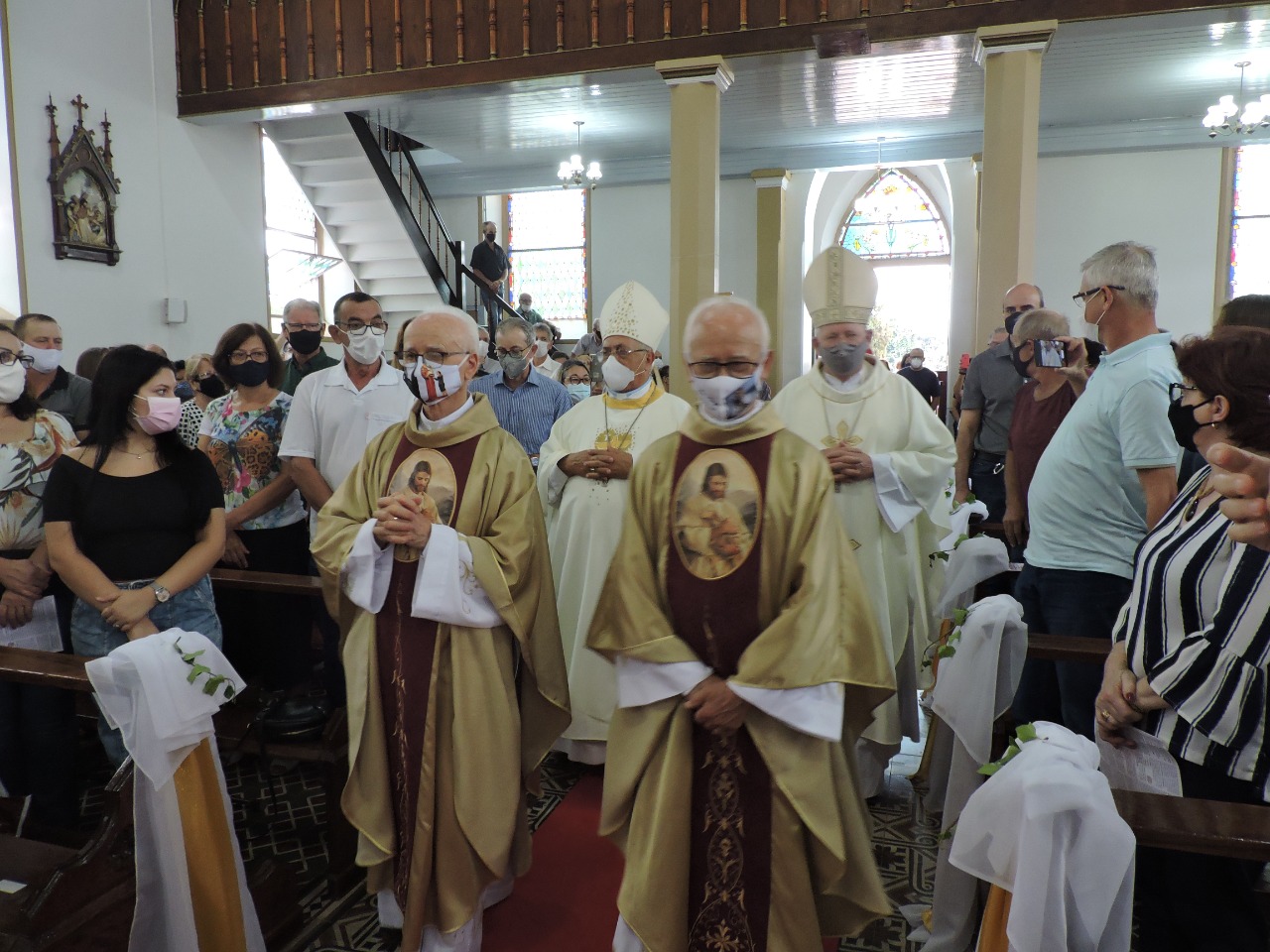 Celebração pelo Jubileu de Ouro dos Padres Remi e Romeo Maldaner lotou paróquia em Nova Petrópolis