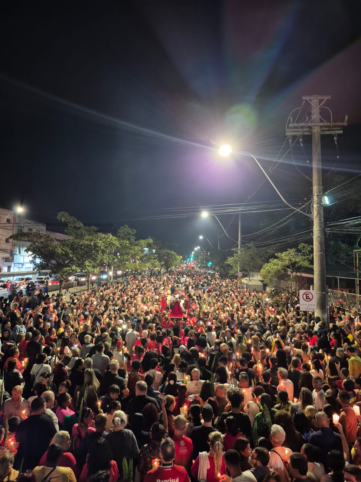 Dia de São Jorge mobiliza mais de 100 mil pessoas em procissão luminosa