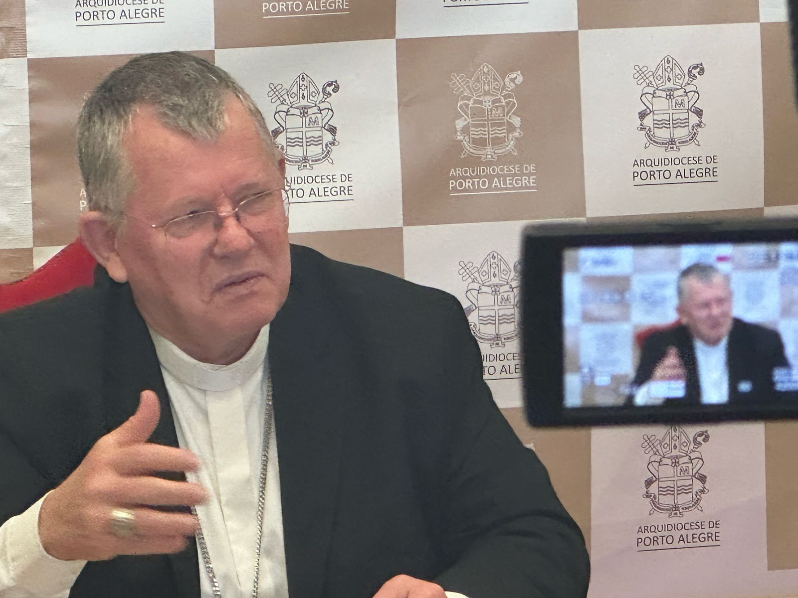 Dom Jaime Cardeal Spengler fala à imprensa sobre o novo Papa