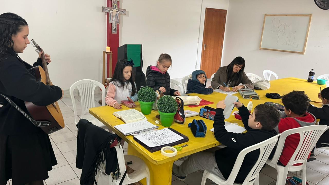 Crianças da Pré-catequese aprendem com encenação do batismo