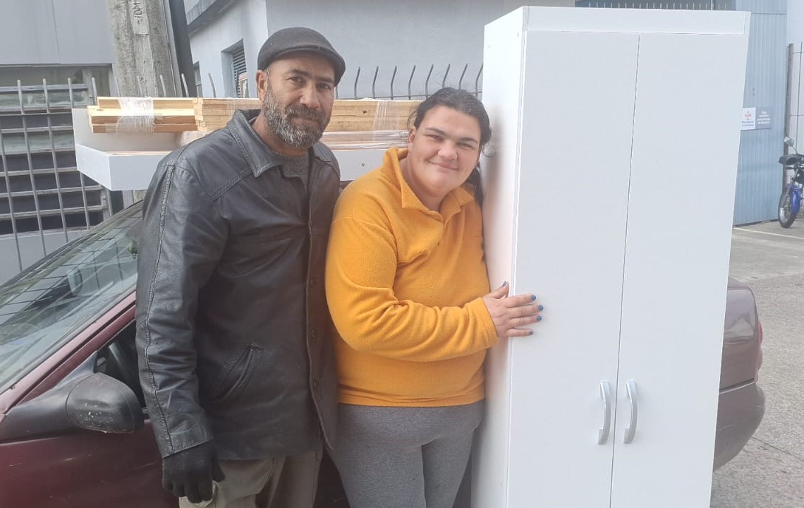 Família atingida pela enchente recebe apoio para reconstrução 