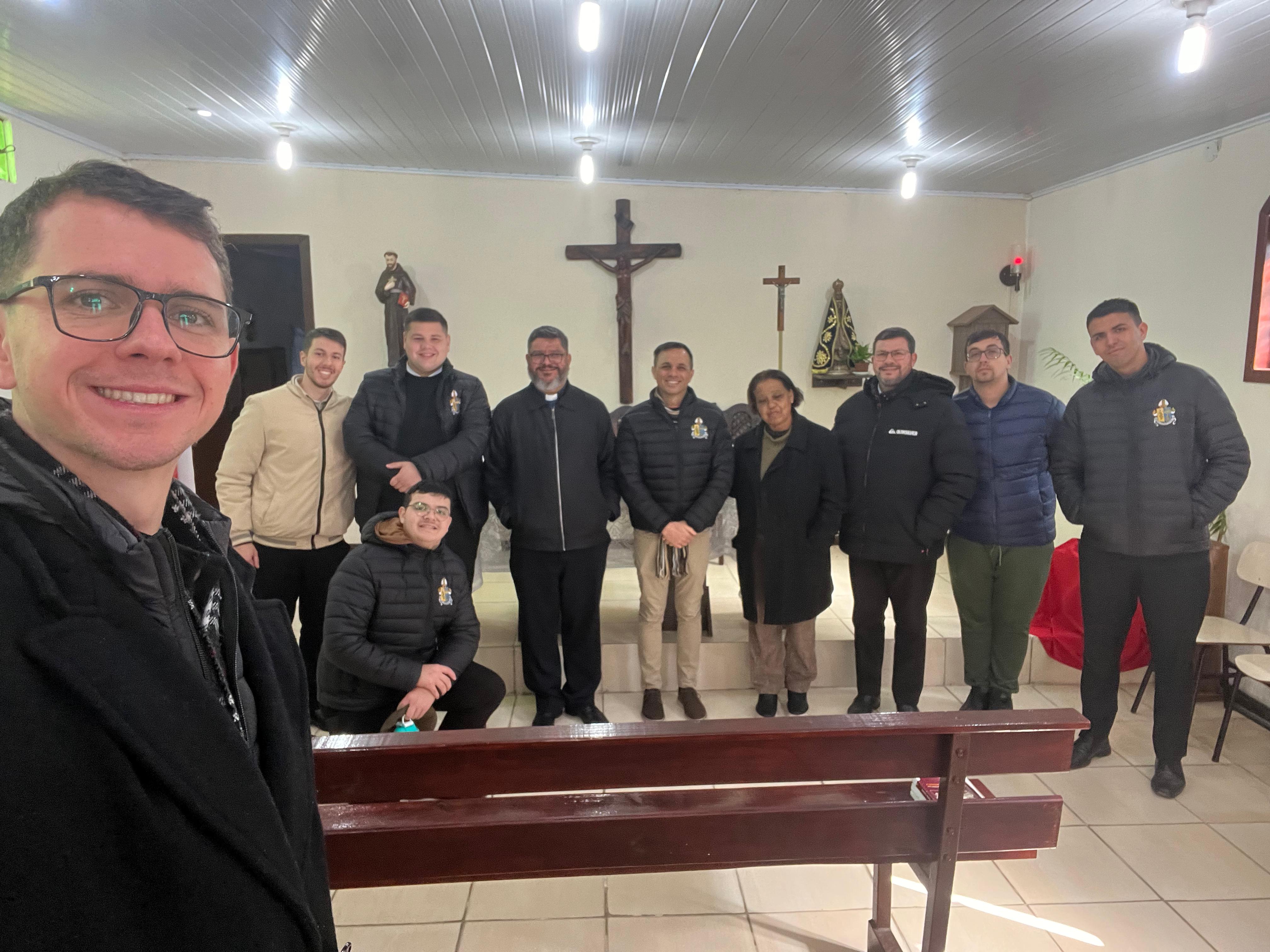 Seminaristas do Seminário São José participam de Missa na Paróquia Menino Jesus de Praga