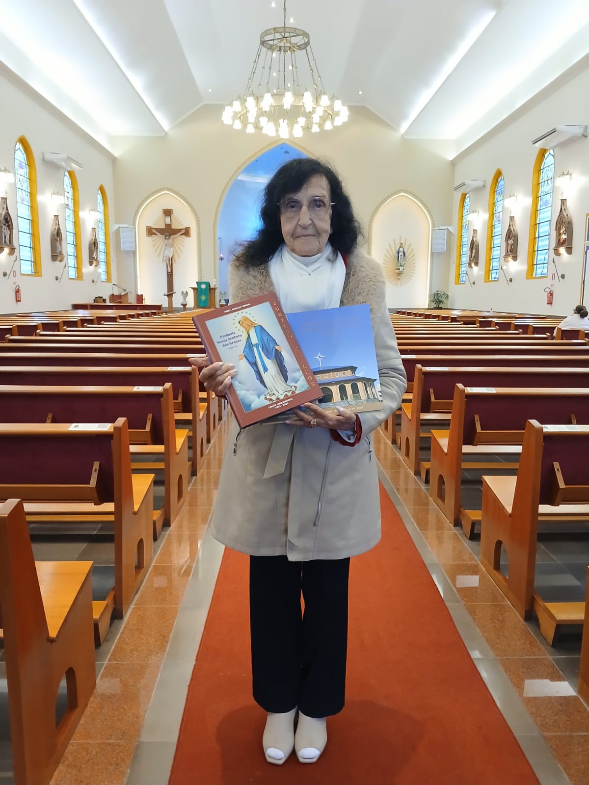 Livro traz trajetória de sete décadas da Paróquia Nossa Senhora das Graças