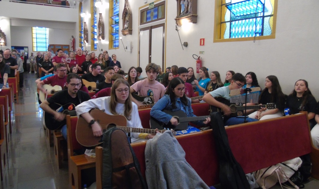 Missa celebra 45 anos do Movimento CLJ na Paróquia Nossa Senhora das Graças