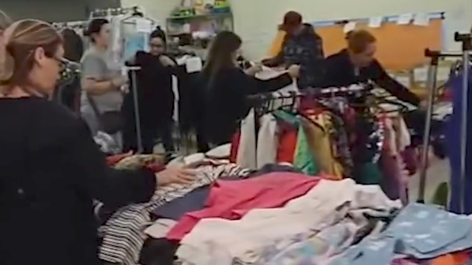 Últimos dias do Brechó da Paróquia Santa Cecília reforçam solidariedade