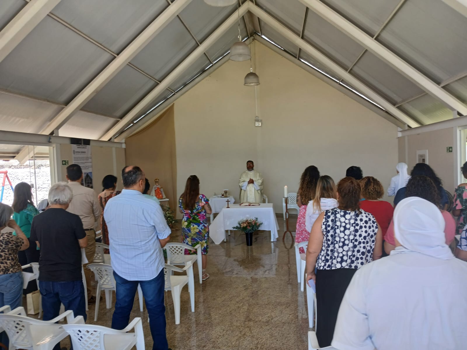 Irmãs da Copiosa Redenção recebem imagem do Menino Jesus de Praga da República Tcheca