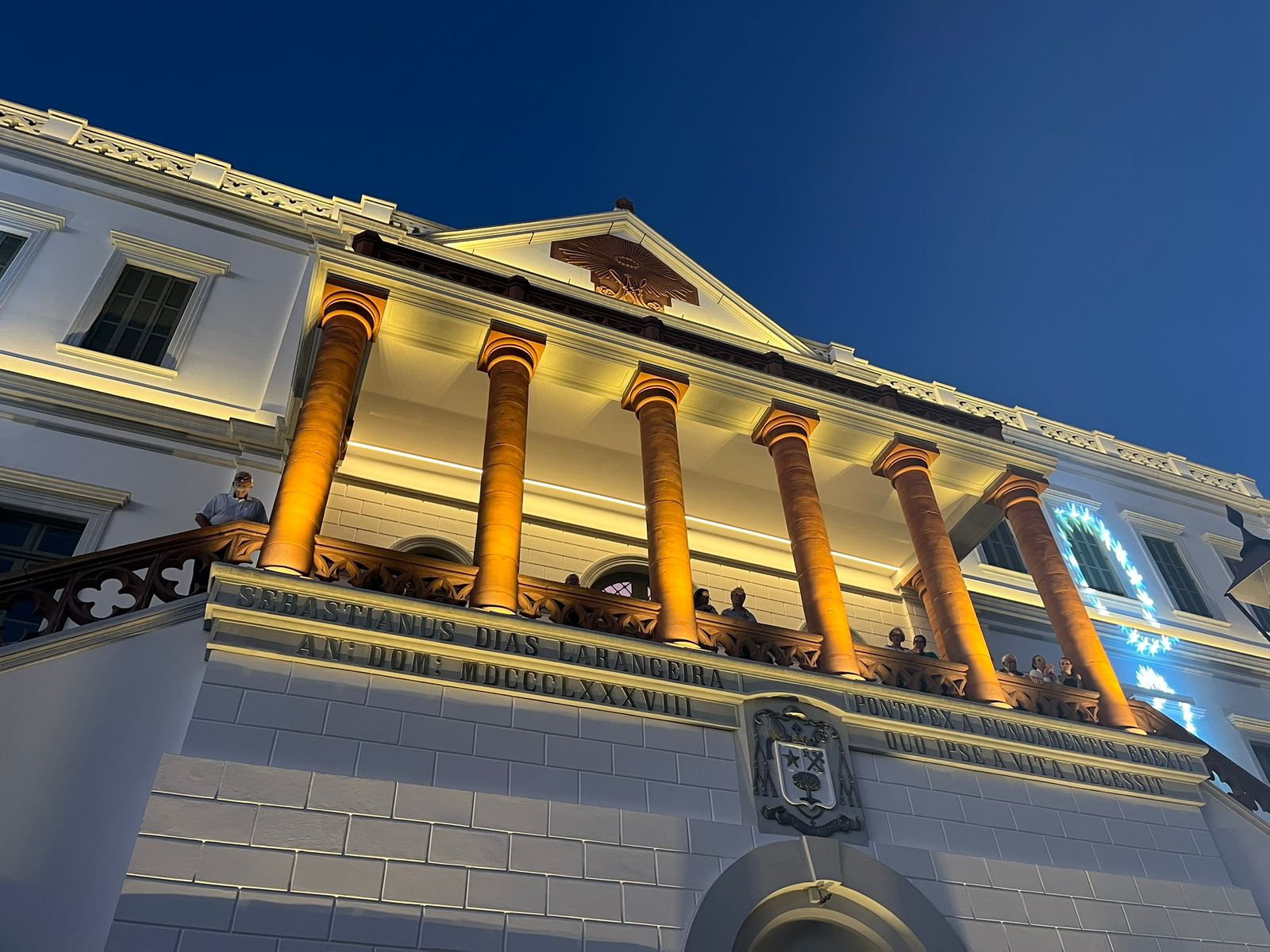 Revitalização da fachada da Cúria Metropolitana é inaugurada com noite de música