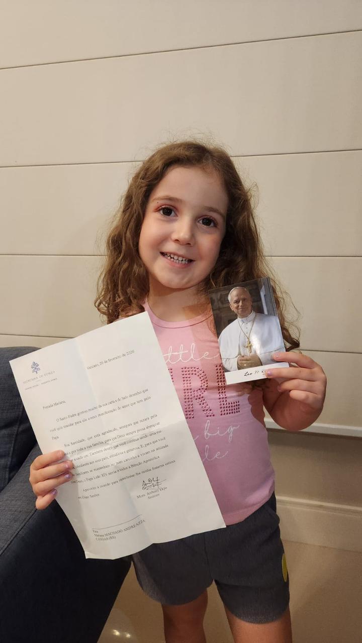 Pequena em idade, grande na fé: menina de cinco anos de Canoas recebe carta do Papa Leão XIV