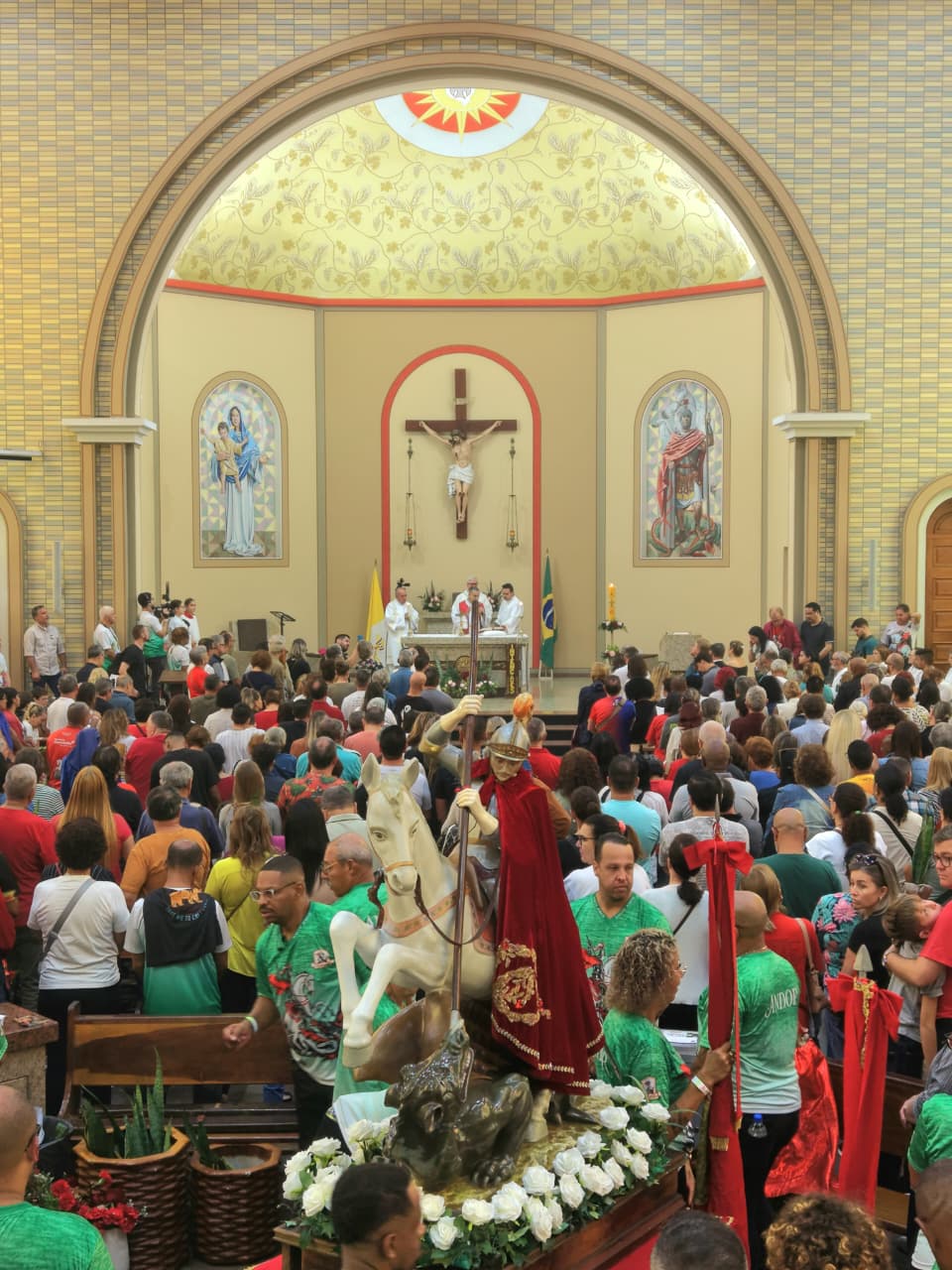 Festa de São Jorge reúne mais de cem mil pessoas na zona leste de Porto Alegre