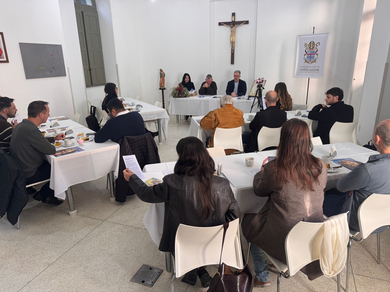 Arquidiocese de Porto Alegre reúne imprensa para debate sobre comunicação e inteligência artificial