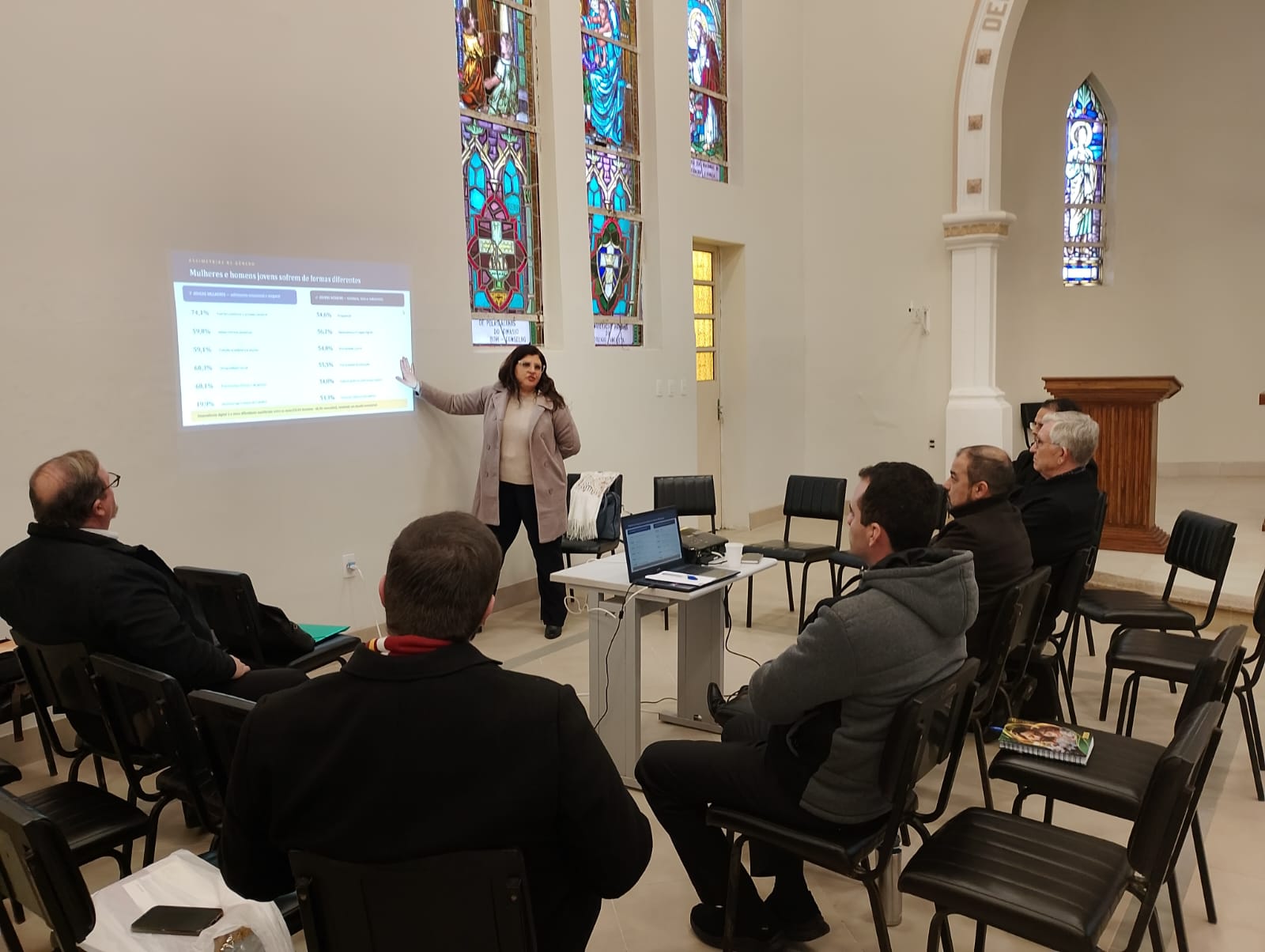 Padres referenciais de juventude da Arquidiocese participam de formação sobre pesquisa nacional da CNBB