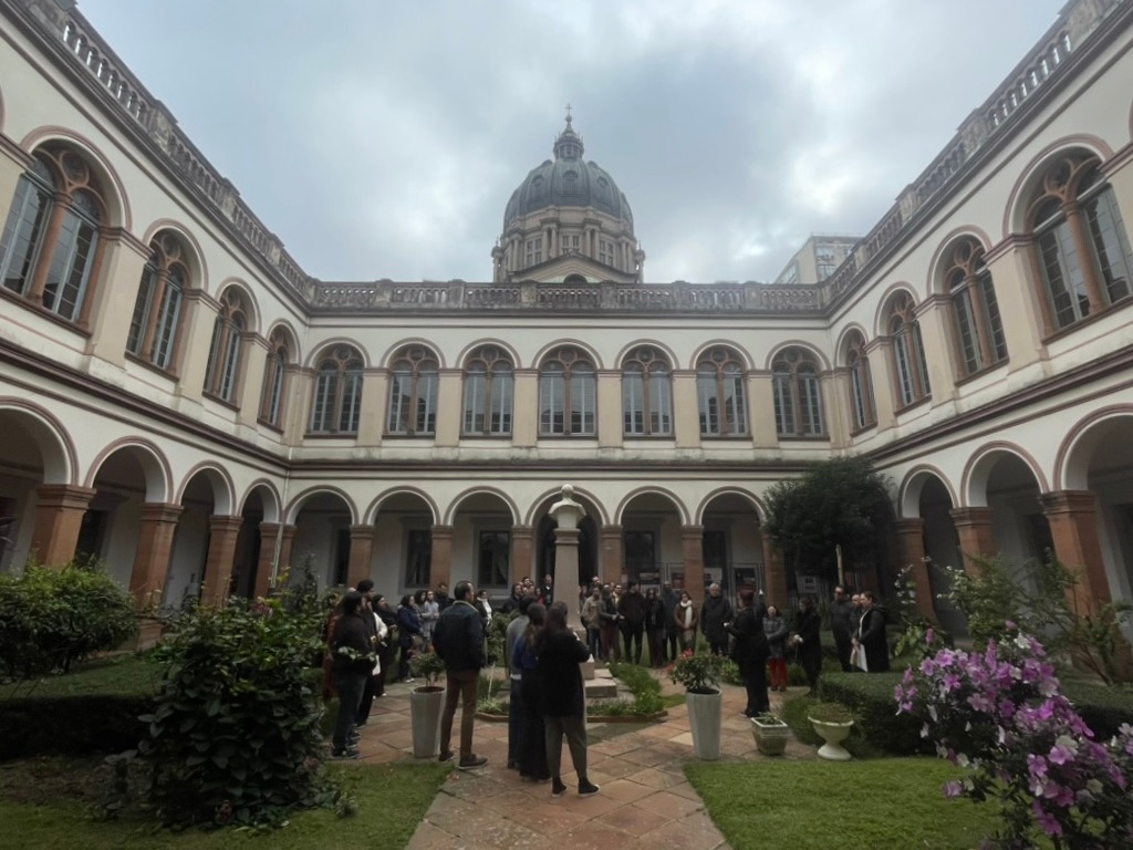 Cúria Metropolitana recebe grupo do Emaús para visita cultural