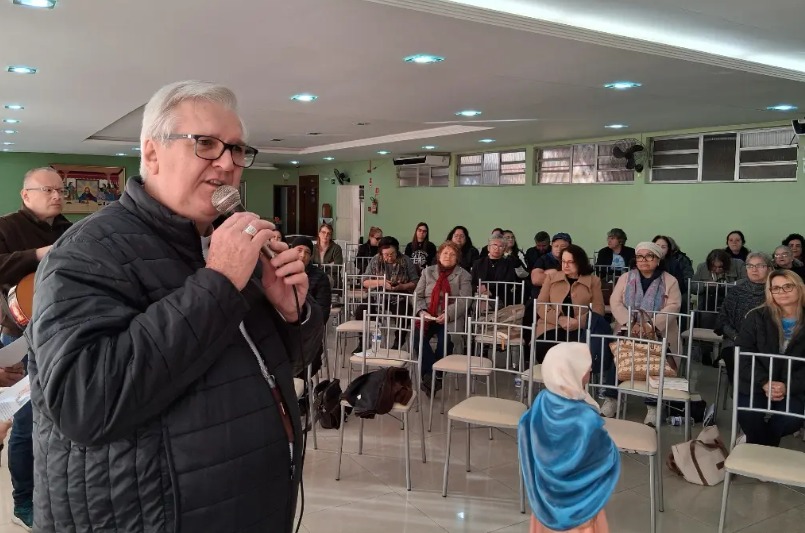 Dom Darley Kummer prega retiro para catequistas dos Vicariatos de Porto Alegre