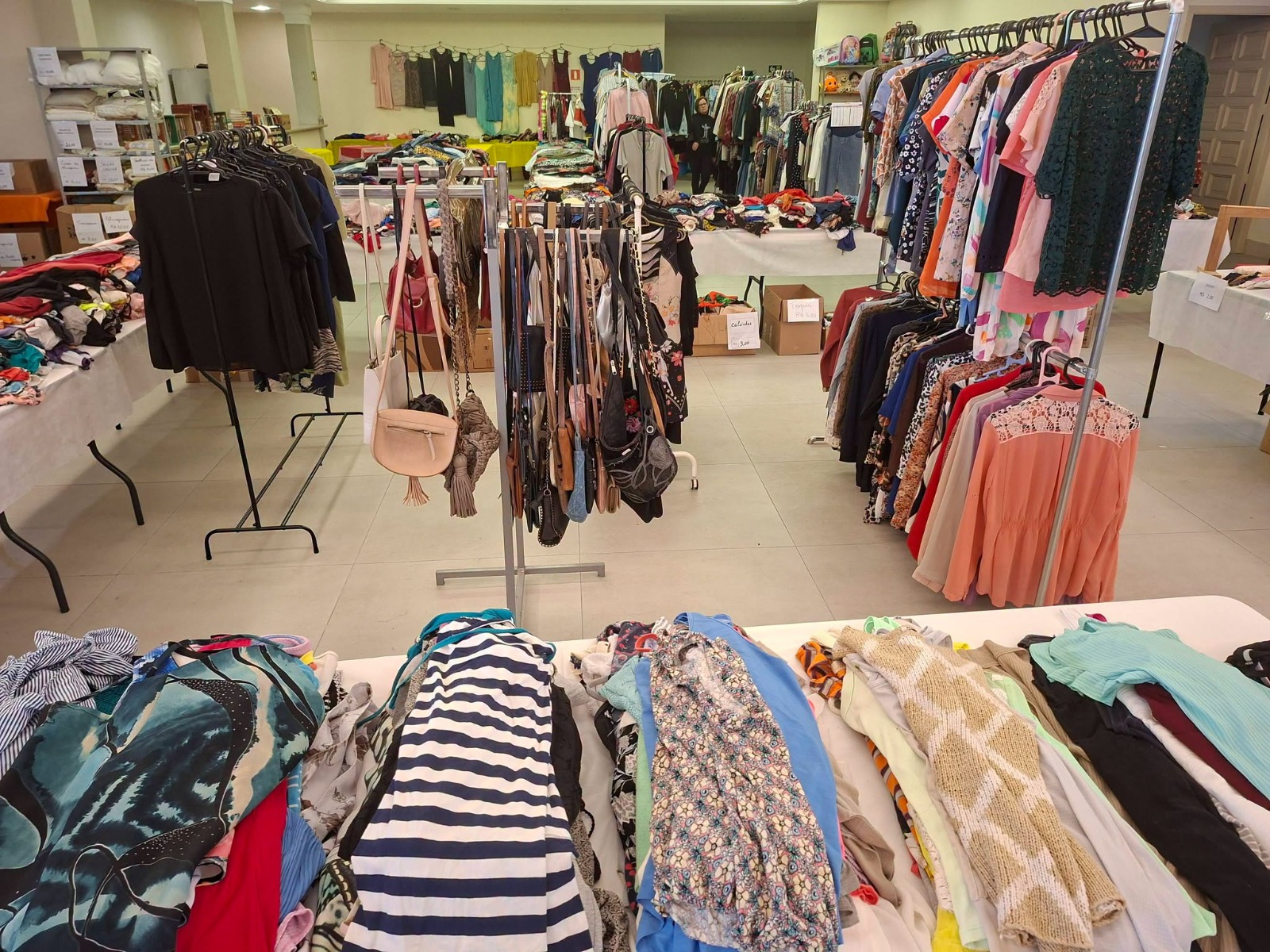 Tradicional Brechó Beneficente da Paróquia Santa Cecília começa nesta terça-feira